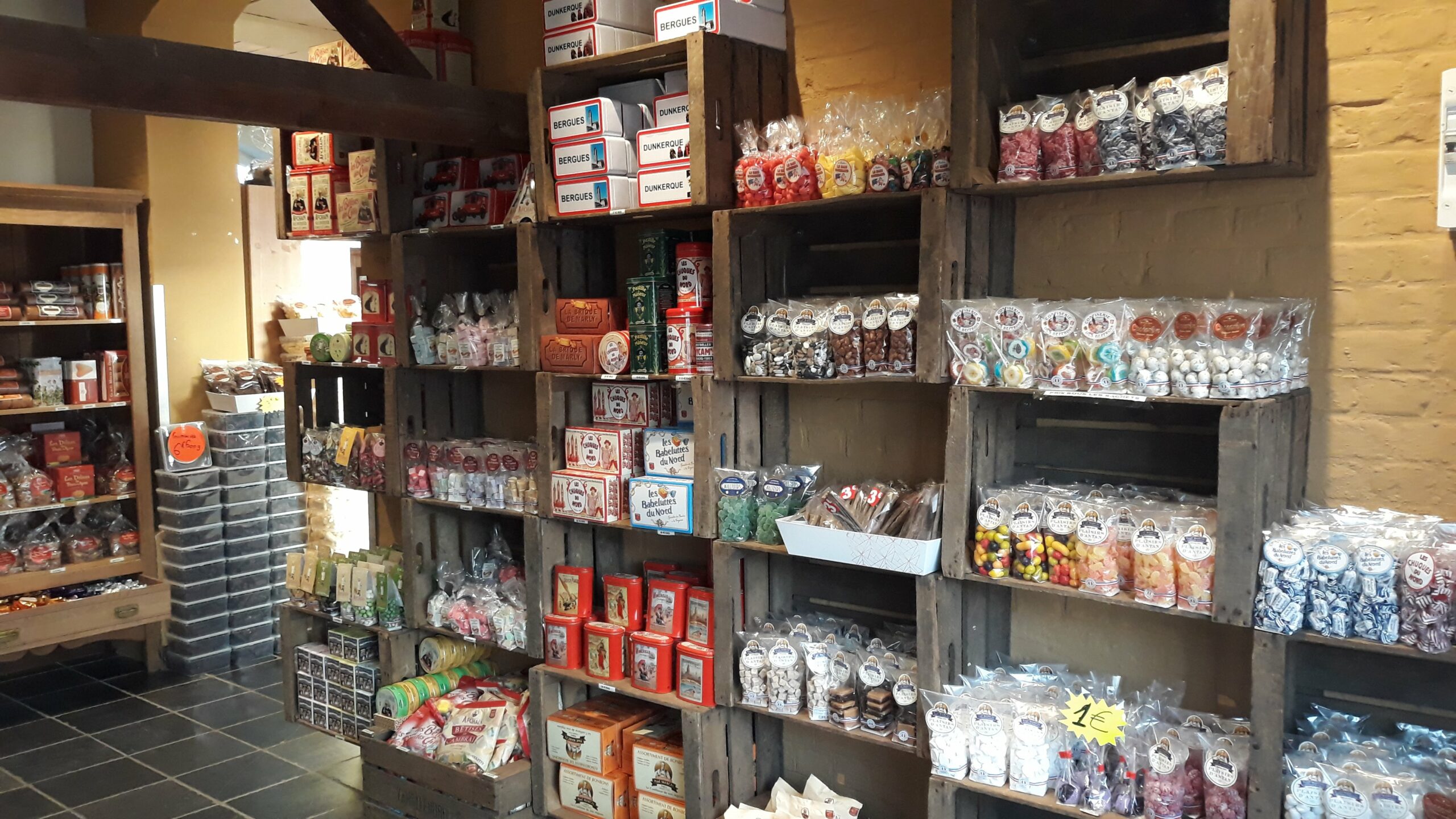 Présentation des divers produits en ventes dans le magasin de la Biscuiterie La Dunkerquoise